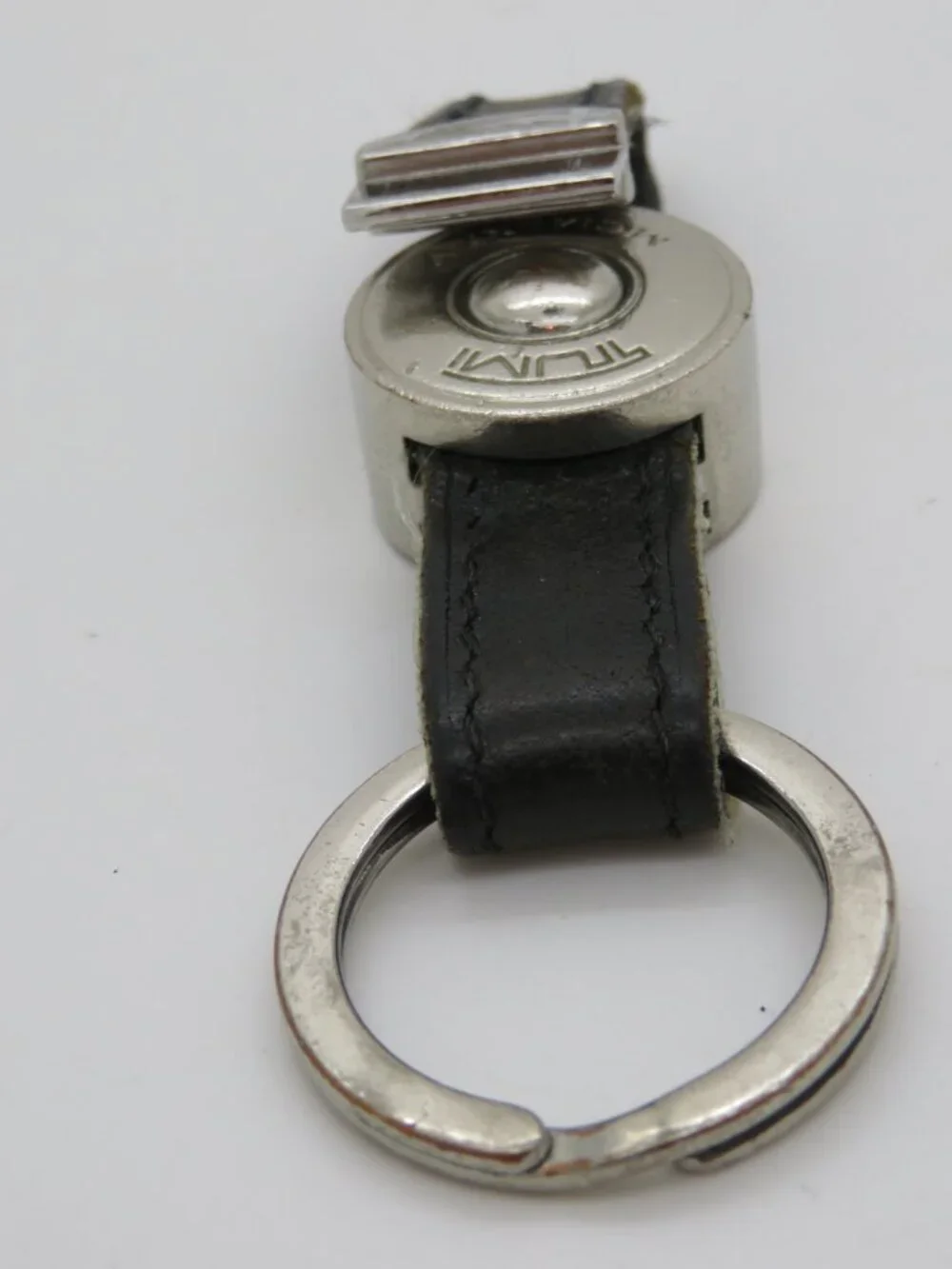 Tumi MCMLXXV Logo Black Leather Strap Silver‑Tone Metal Key Fob Key Ring